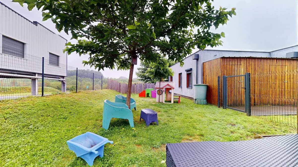 Jardin extérieur avec cabane de jeux de la micro-crèche Les Marmottes à Champniers