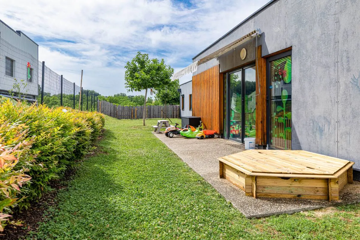 Terrasse et bac à sable de la micro-crèche Les Marmottes à Champniers