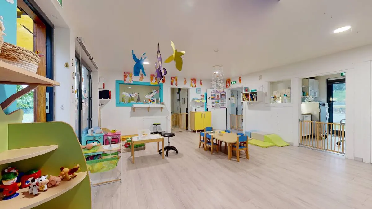 Salle de vie et coin repas de la micro-crèche Les Marmottons à Champniers