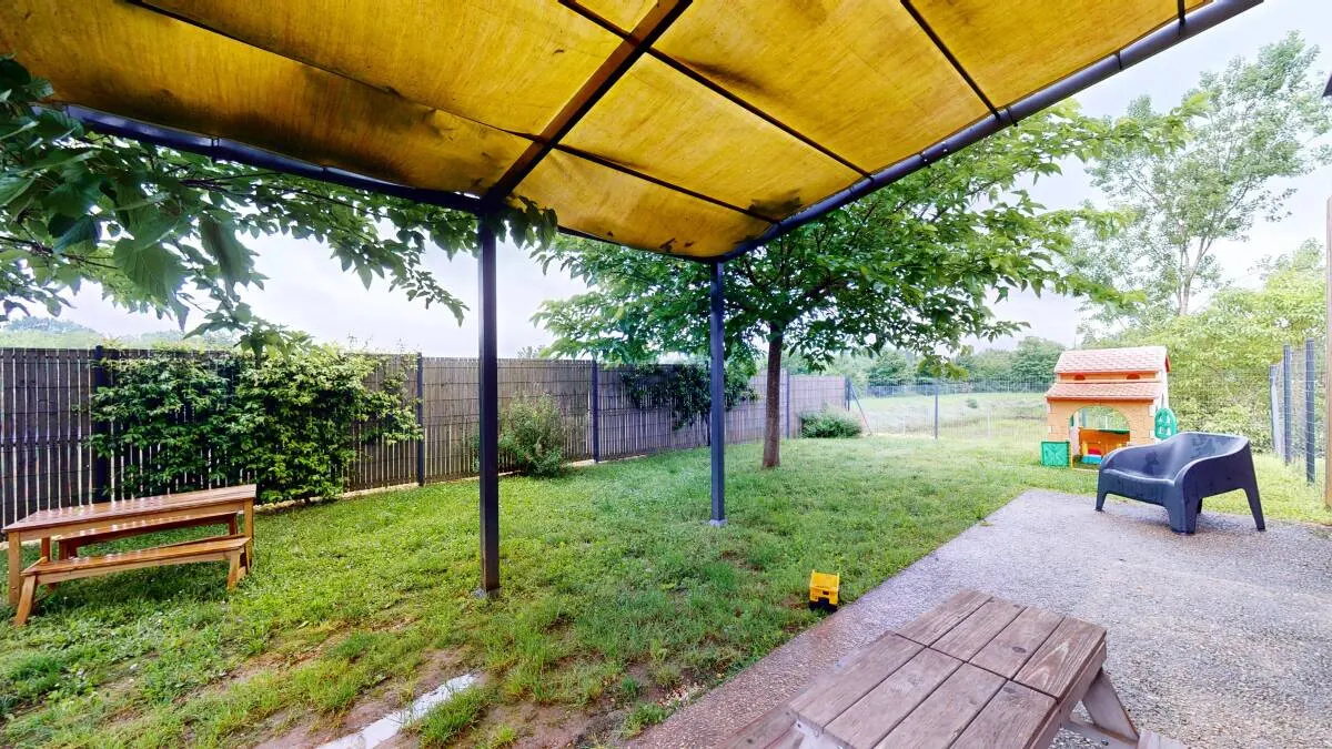 Terrasse couverte et espace extérieur de la micro-crèche Les Marmottons à Champniers
