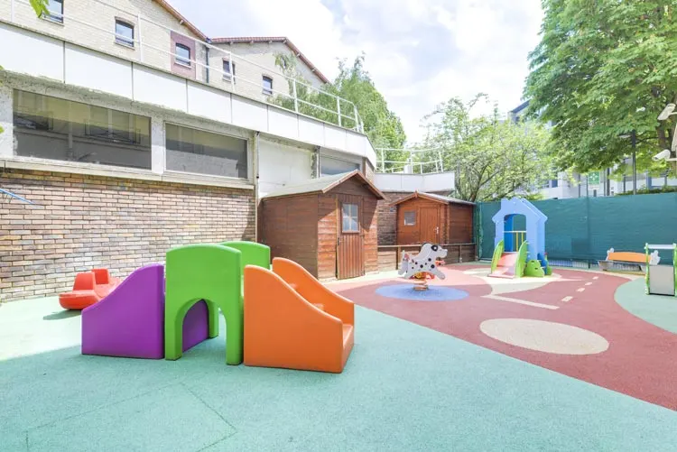 Cour extérieure et jeux de la crèche Paris 19 Flandre