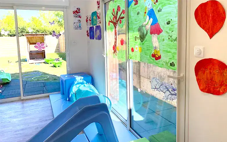 Espace intérieur donnant sur le jardin de la micro-crèche Le Cabanon à Pessac