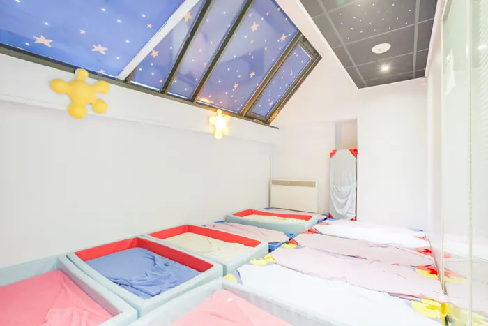 Dortoir sous verrière étoilée de la crèche Levallois Danton