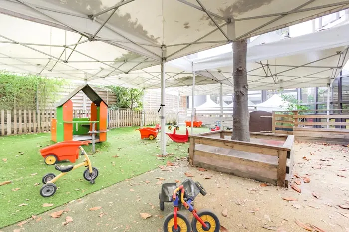 Jardin extérieur ombragé de la crèche Levallois Danton