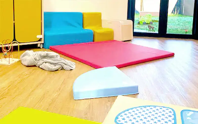 Un jardin clôturé et des terrasses pour explorer