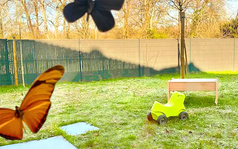 Terrasse et jardin clôturé de la micro-crèche L'Abri-Côtier à Pessac
