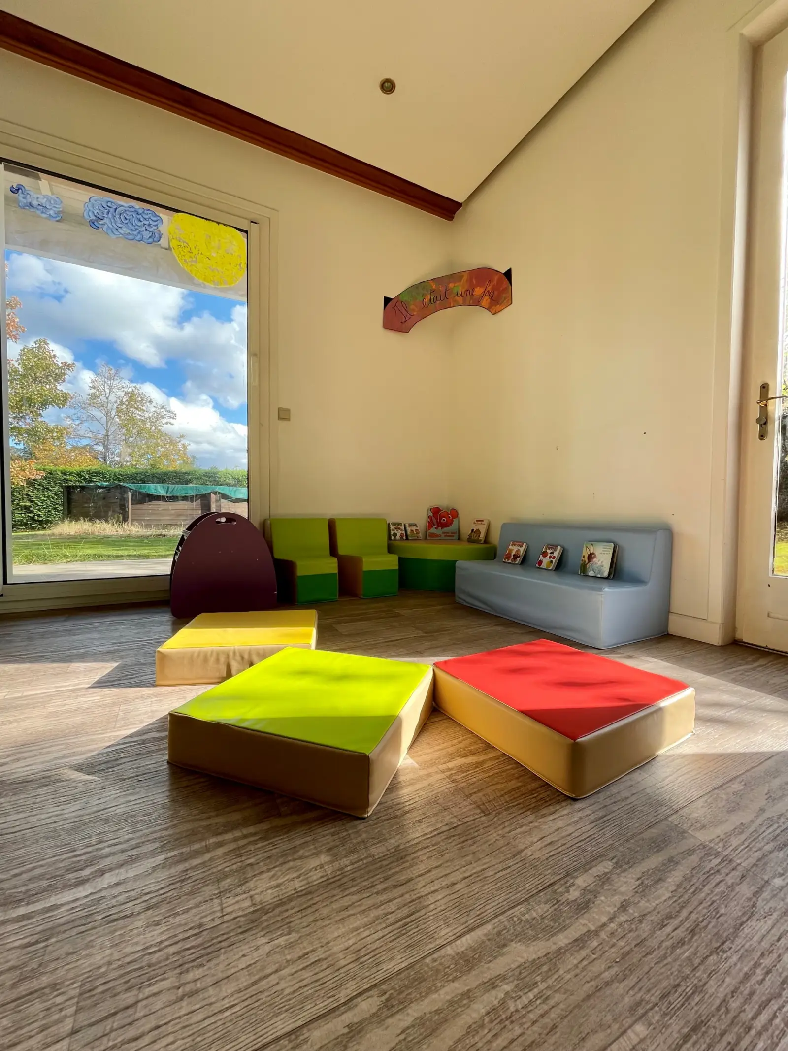 Coin lecture de la micro-crèche Les Petits Cheyennes à Tassin-la-Demi-Lune, avec accès direct au jardin