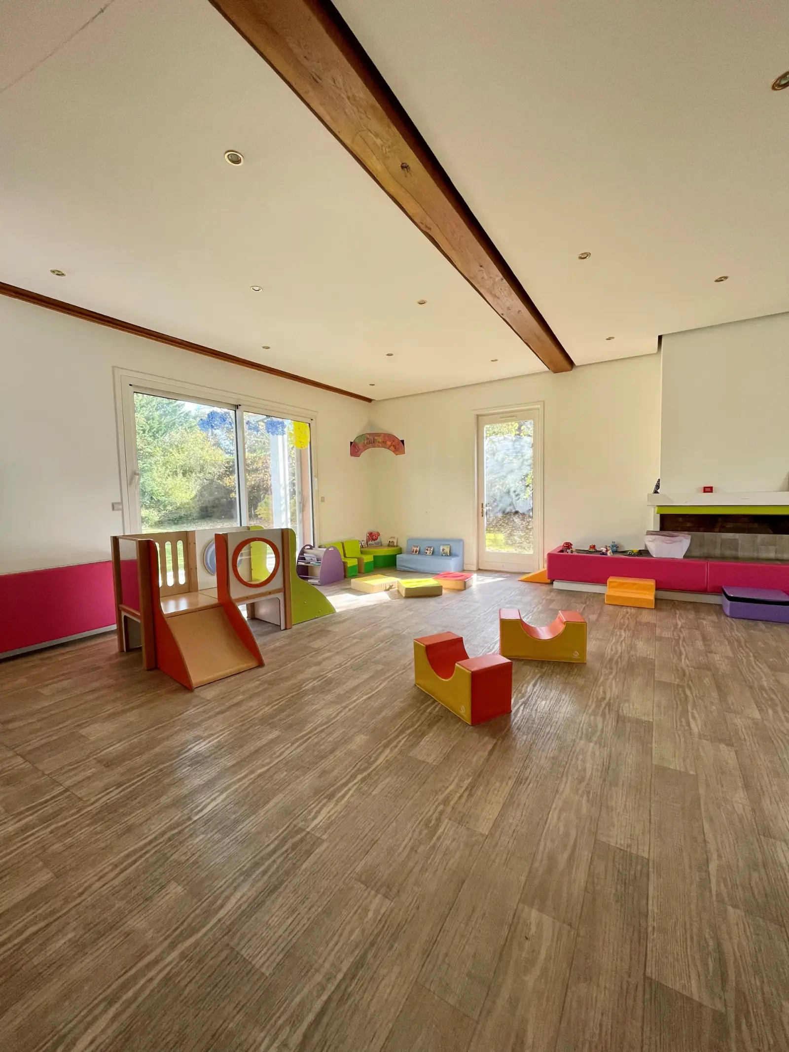 Salle de jeux et de vie de la micro-crèche Les Petits Cheyennes à Tassin-la-Demi-Lune, avec vue sur le jardin