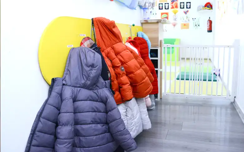 Espace vestiaire de la micro-crèche Le Patio à Marseille