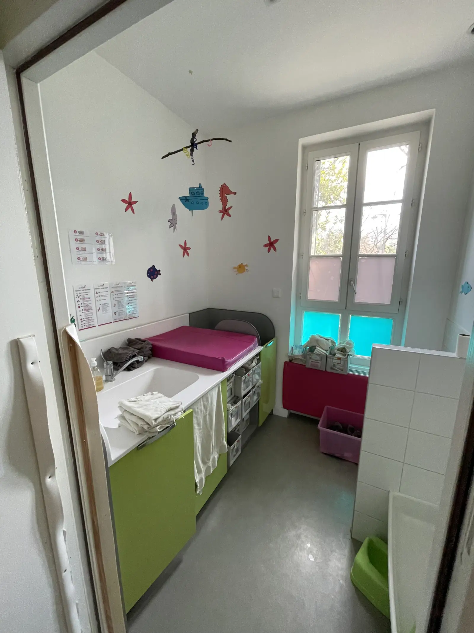 Salle de change de la micro-crèche Les Petits Sioux à Francheville