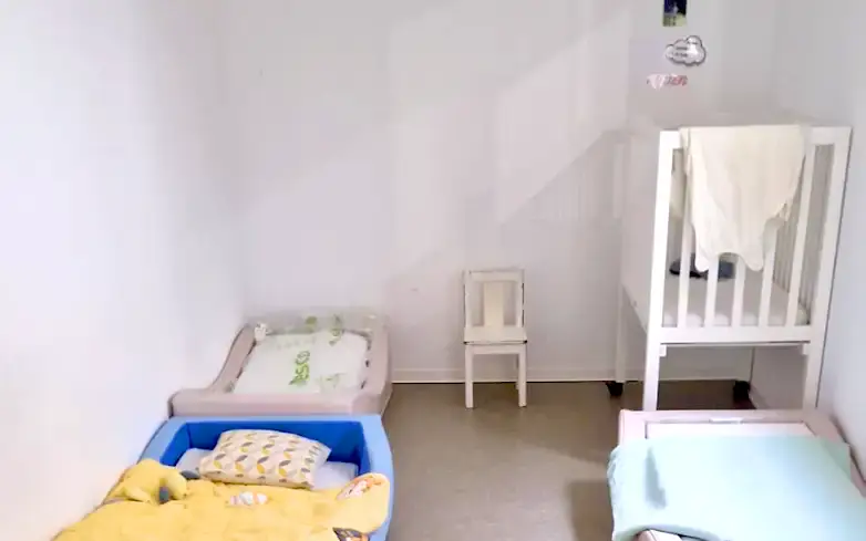 Espace de sieste calme et douillet à la micro-crèche Les Dames