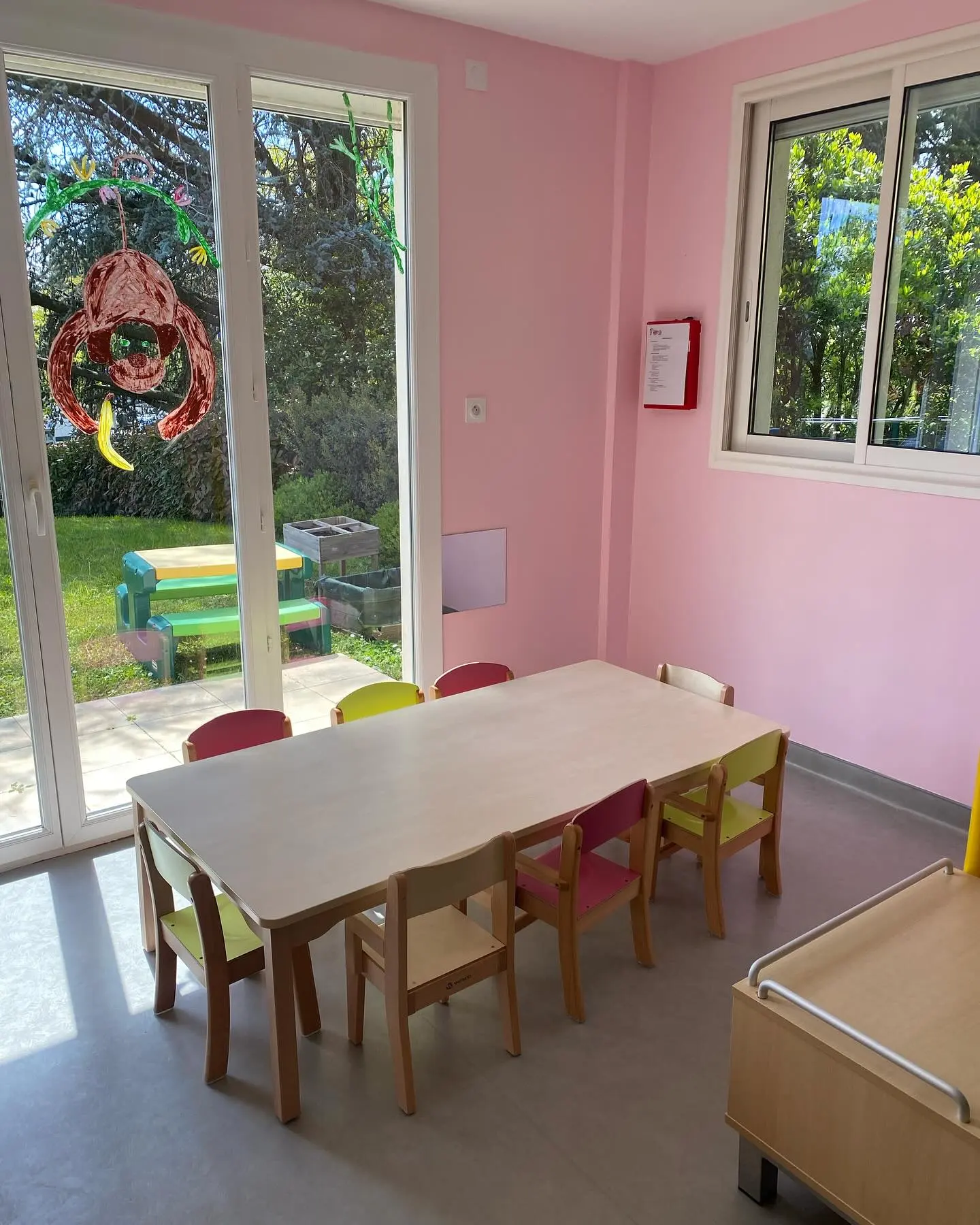 Salle de repas de la micro-crèche Louise & Martin à Genas