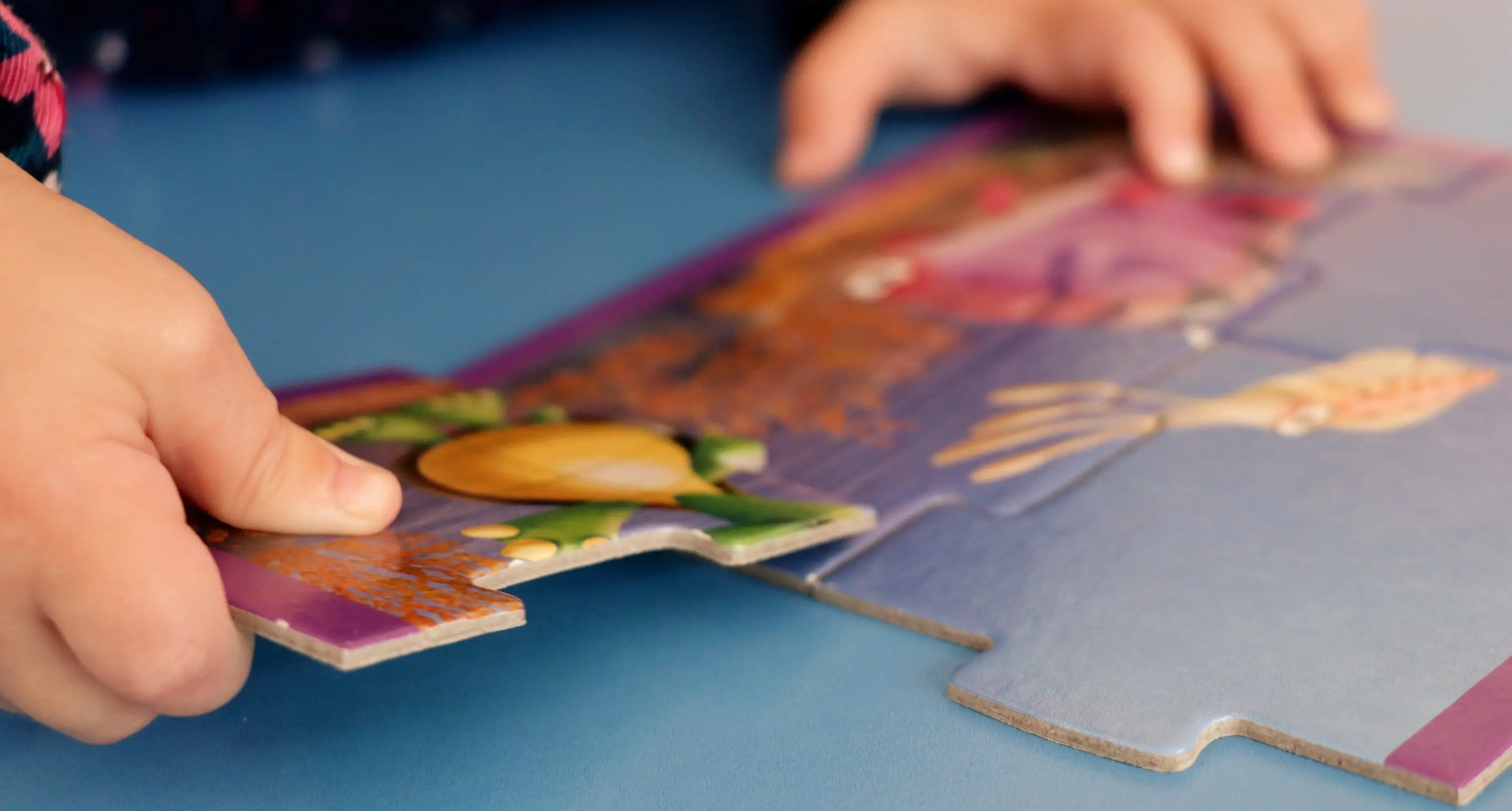 Enfants jouant avec un puzzle en bois à la micro-crèche Kikak