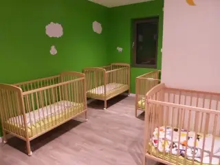 Dortoir des bébés à la micro-crèche de Grandchamp-des-Fontaines