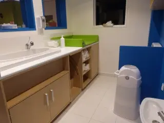 Espace de change et sanitaires de la micro-crèche