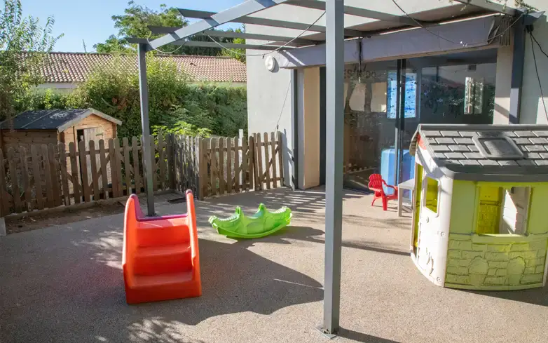 Jardin extérieur de la micro-crèche Crès'n'Do au Crès