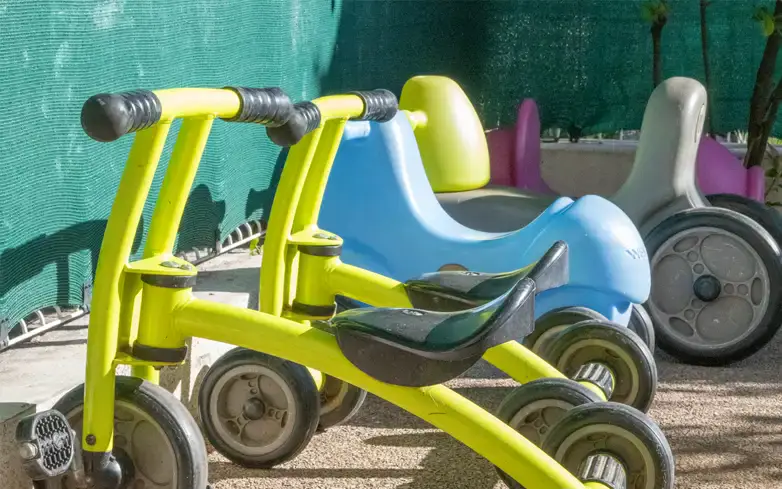 Terrasse de jeux extérieure de la micro-crèche Crès'n'Do au Crès