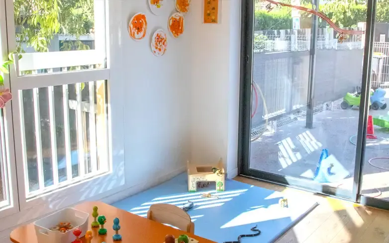 Atelier peinture et terrasse de la micro-crèche Cebenna au Crès