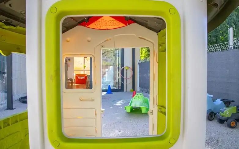 Coin repos et tente de jeu de la micro-crèche Cebenna au Crès