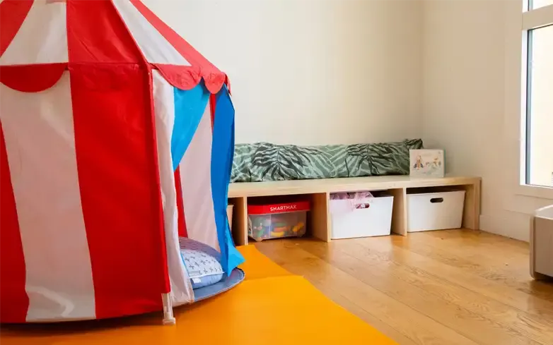 Espace d'éveil et cuisine jouet de la micro-crèche Cebenna au Crès