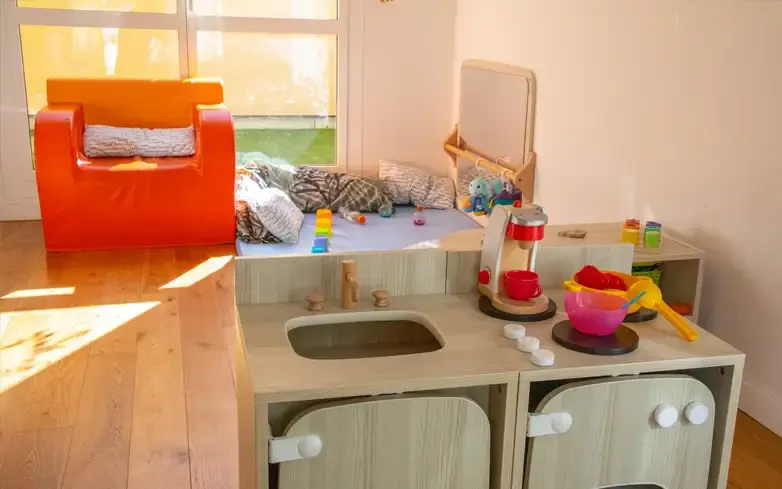 Maisonnette de jeu extérieure de la micro-crèche Cebenna au Crès