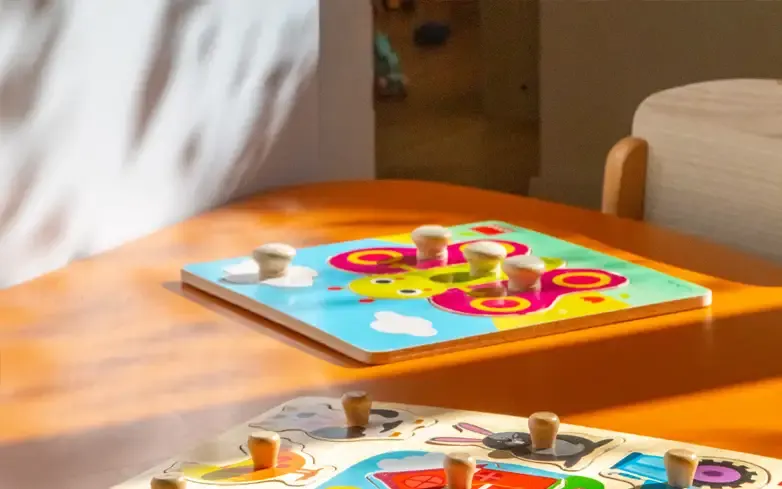 Jeux d'encastrement et de motricité à la micro-crèche Cebenna au Crès