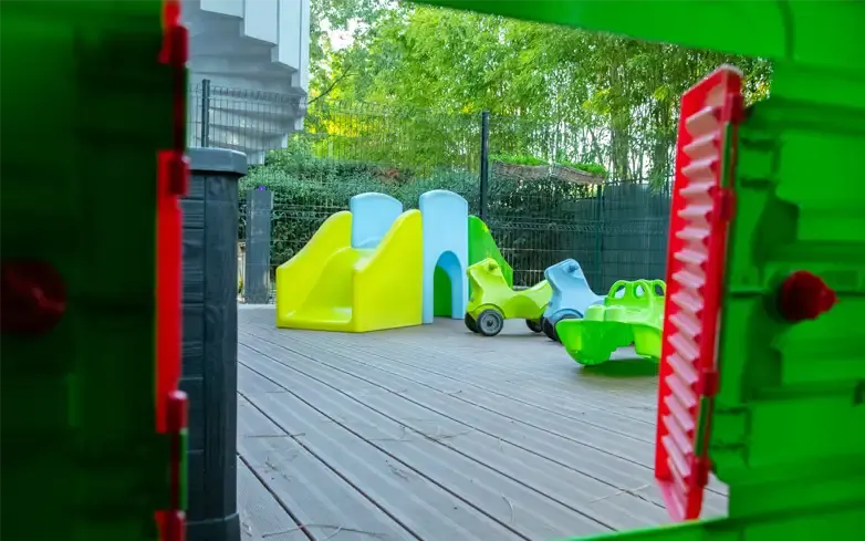 Jardin extérieur de la micro-crèche Castel'Minots à Castelnau-le-Lez