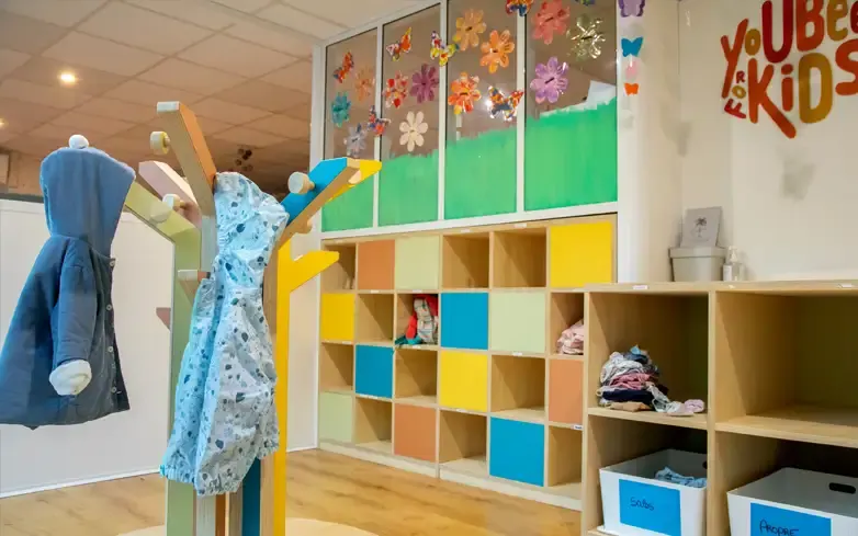 Espace vestiaire de la micro-crèche Castel'Minots à Castelnau-le-Lez