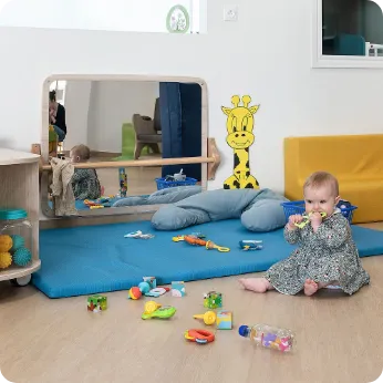 Bébé en éveil devant le miroir à la micro-crèche Tom et Josette d'Albi