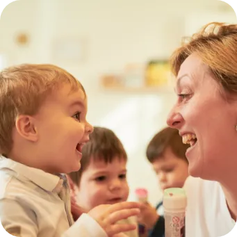 Une éducatrice riant avec des enfants à la micro-crèche Tom et Josette d'Albi