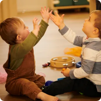 Enfants jouant avec des bulles de savon à la micro-crèche Tom et Josette d'Albi