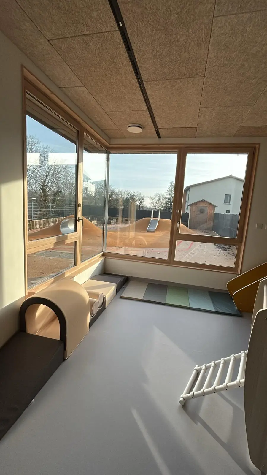 Coin calme avec vue sur le jardin à la crèche À Petits Pas d'Orliénas