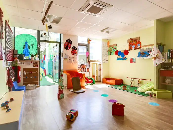 Salle de vie et coin jeux de la crèche Annecy Le Vieux