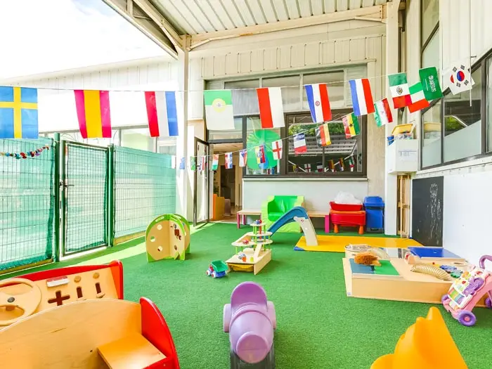 Terrasse couverte et espace de motricité extérieur de la crèche Annecy Le Vieux