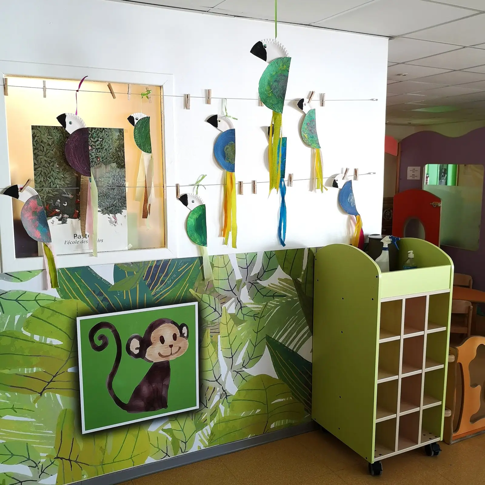 Décoration murale jungle et créations en papier réalisées avec les enfants à la crèche Les Micocouliers