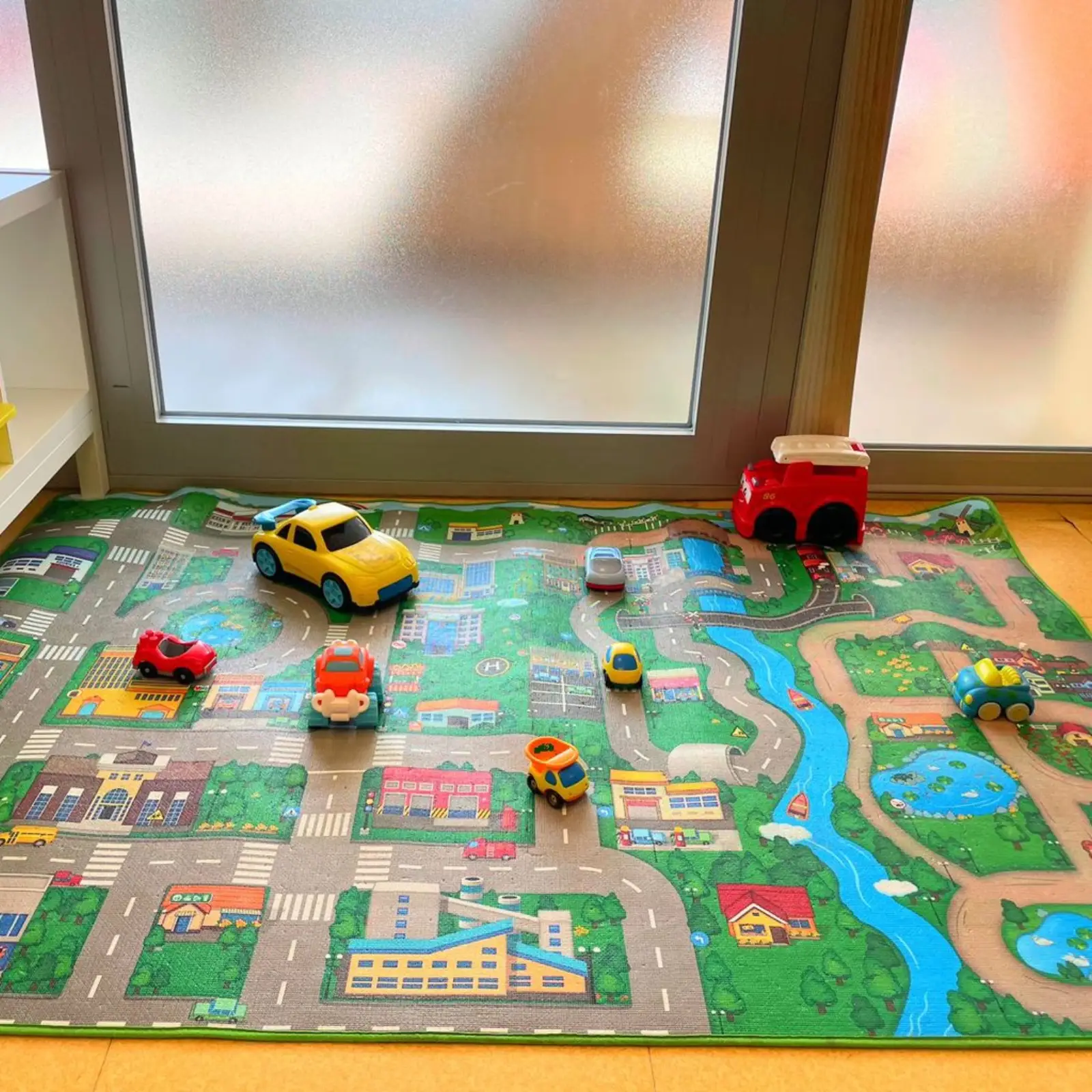 Coin jeux avec tapis routier et petites voitures à la crèche Les Micocouliers