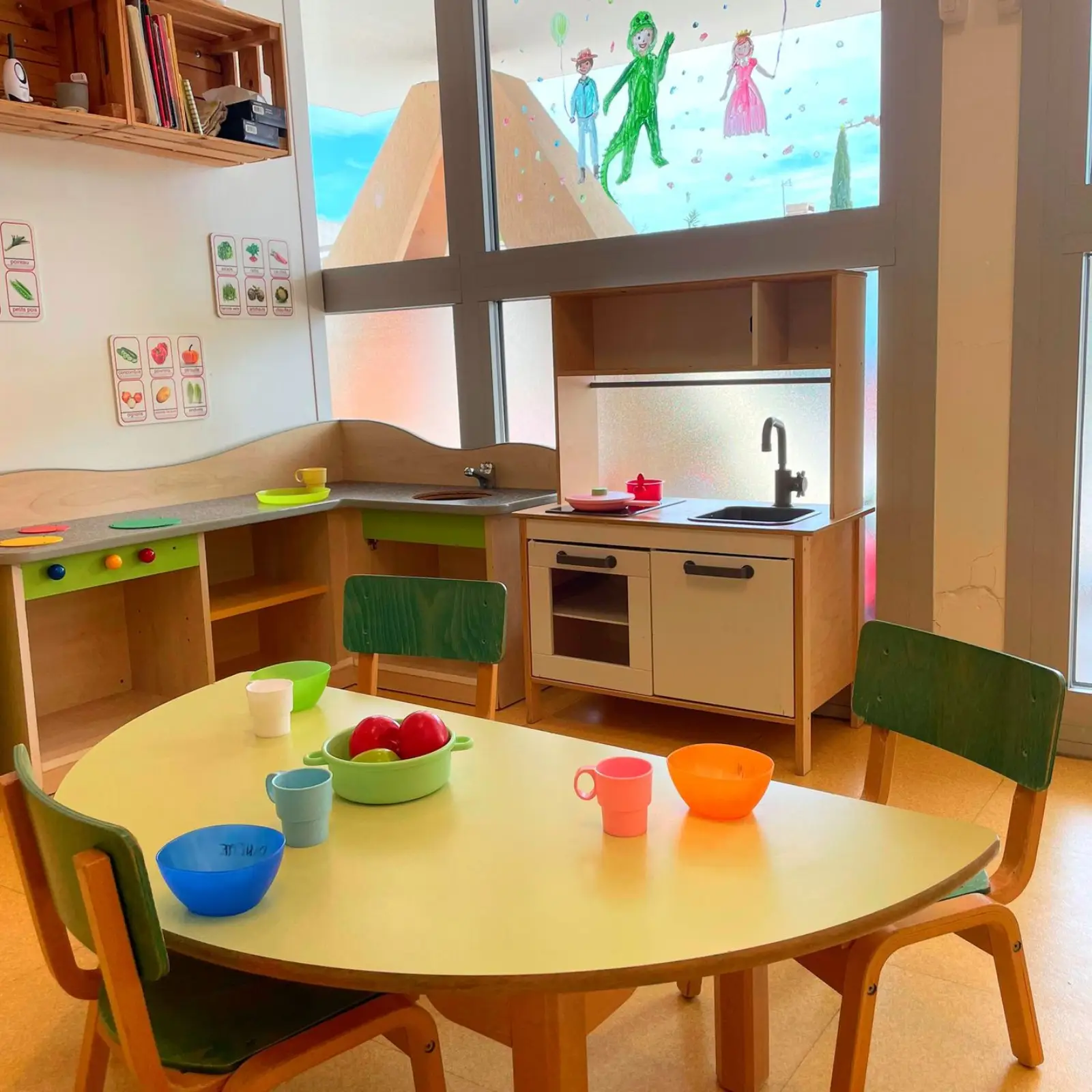 Coin cuisine pédagogique et repères sur les fruits et légumes à la crèche Les Micocouliers
