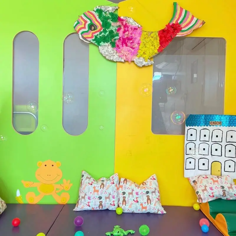 Salle de jeux colorée à la crèche parentale Les Micocouliers à Maurin