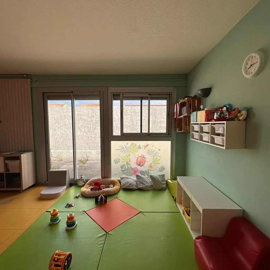 Espace de motricité avec tapis colorés à la crèche Les Micocouliers de Lattes-Maurin