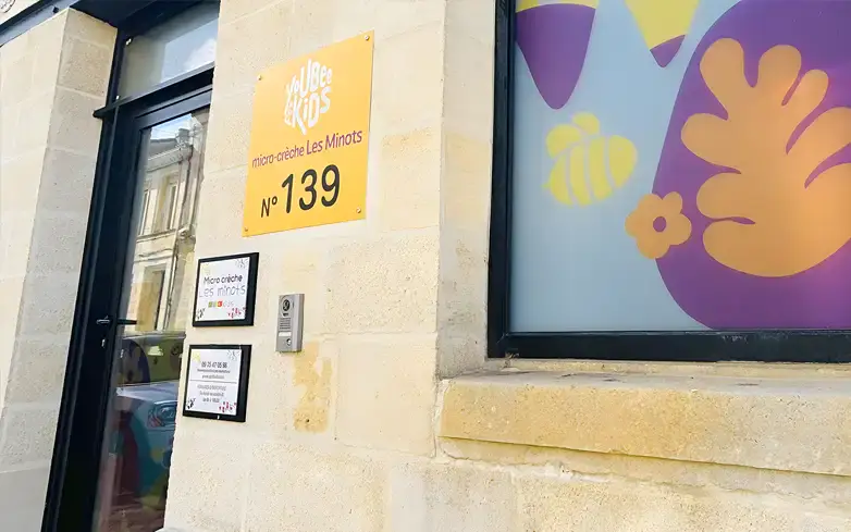 Façade et entrée de la micro-crèche Les Minots à Bordeaux
