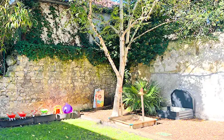 Jardin clôturé et coin sable de la micro-crèche Les Minots