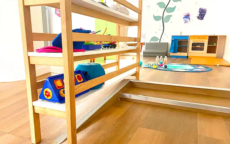 Espace de jeux et étagères de la micro-crèche Les Mias à Bordeaux
