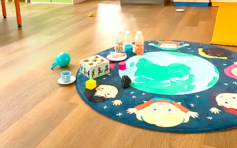 Espace de jeux au sol de la micro-crèche Les Mias