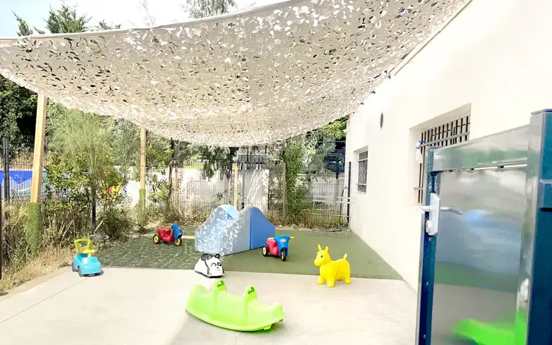 Jardin ombragé de la micro-crèche Madiba 2 à Marseille
