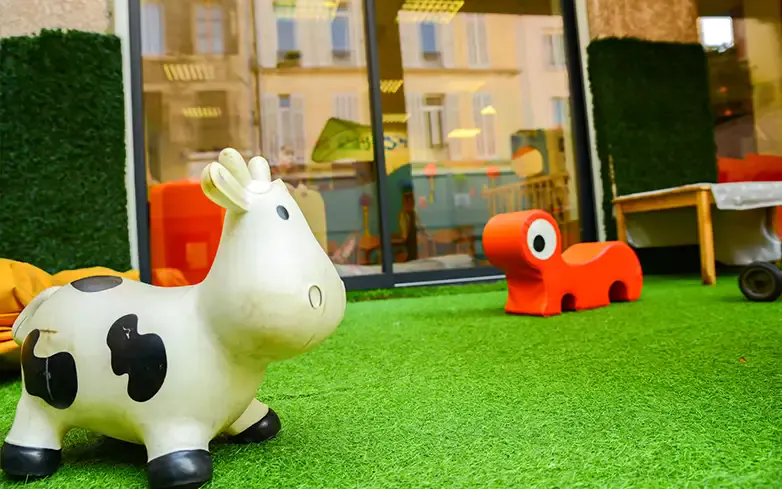Jeux extérieurs dans la cour aménagée de la micro-crèche Coco Plume à Marseille