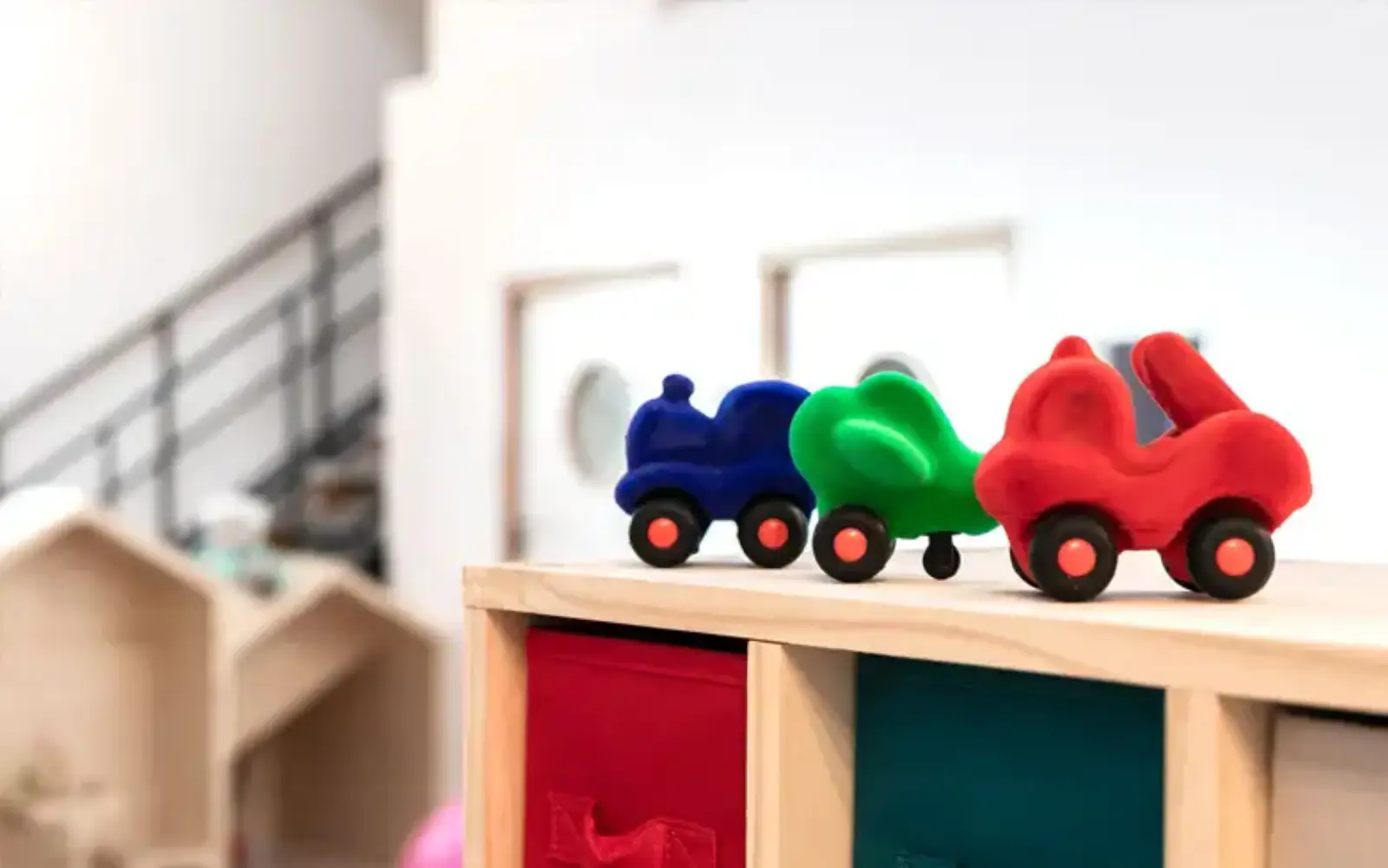 Jouets en bois pour les tout-petits à la micro-crèche Les Blobs Trotteurs, Marseille