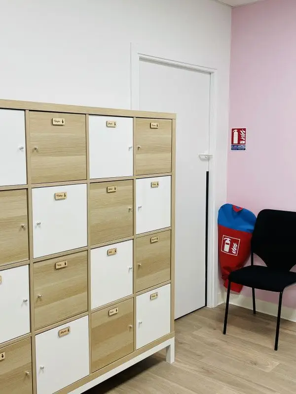Casiers personnalisés des enfants dans le vestiaire de la micro-crèche à Fontenay-Trésigny