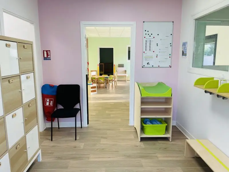 Couloir desservant les salles d'activités et de repos de la micro-crèche à Fontenay-Trésigny