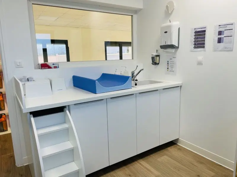 Espace change et hygiène de la micro-crèche Le rendez-vous des Chérubins à Fontenay-Trésigny
