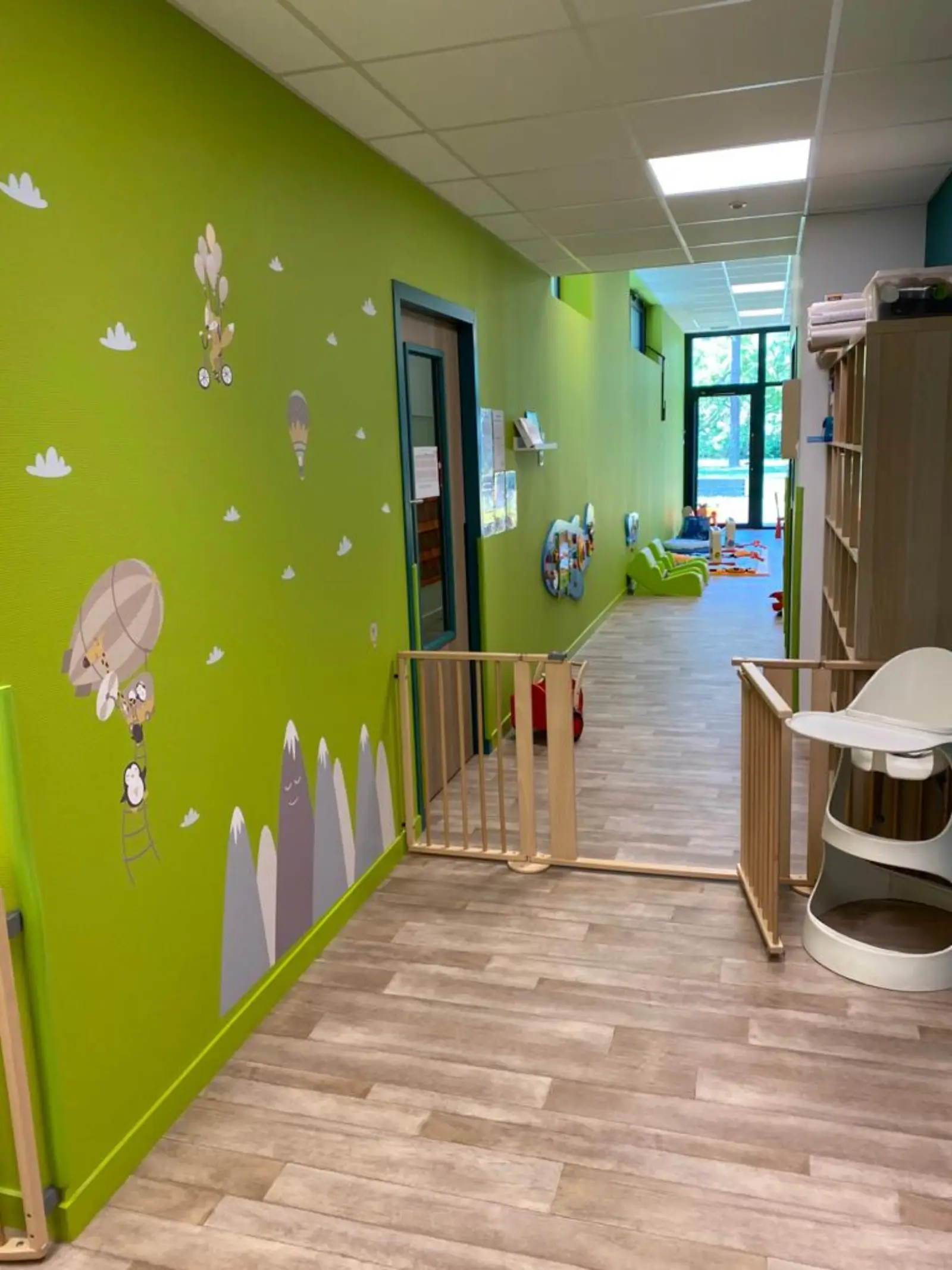 Couloir décoré de montgolfières à la micro-crèche Les Roudoudous à Valleiry